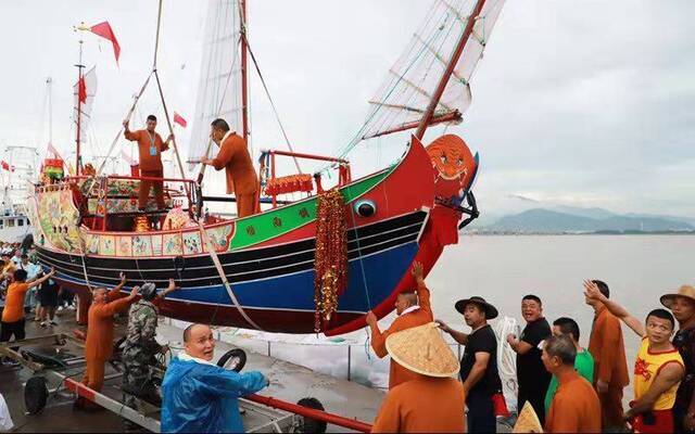 台州大暑要“送大暑船” “神仙”随船入海