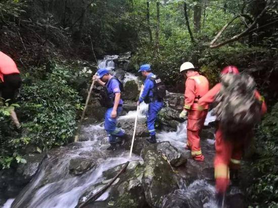 ▷强降雨后当地水势猛涨