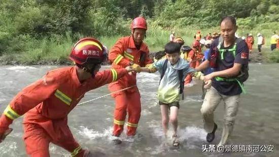 ▷救援力量正在搭救被困人员