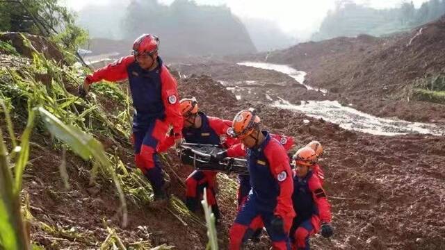 六盘水山体滑坡致11人死，滑坡体开挖和人员搜救进行中