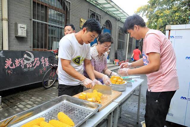 “太好吃了！”鲜食玉米进社区