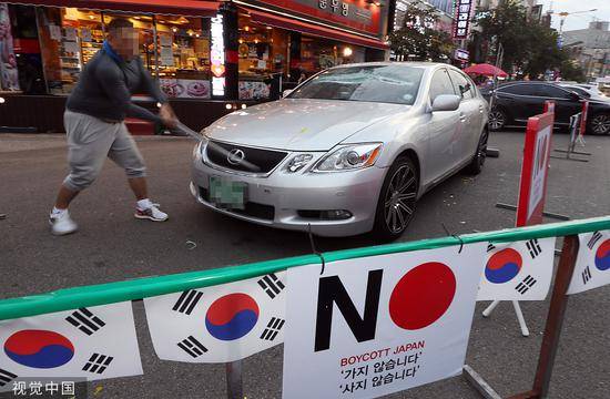 韩国民众持续抗议日本出口管制 男子怒砸日系车