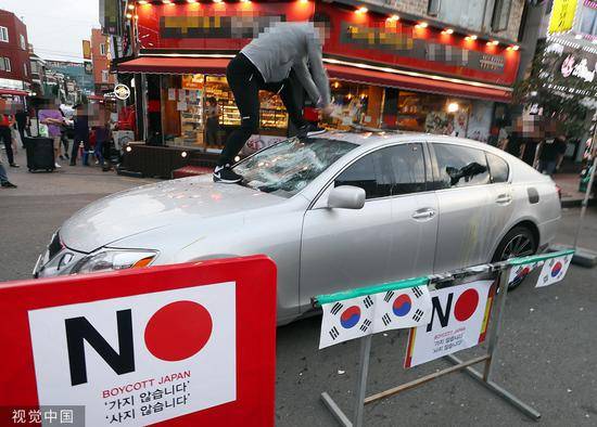 韩国民众持续抗议日本出口管制 男子怒砸日系车