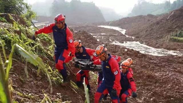 贵州六盘水山体滑坡抢险救援仍在进行