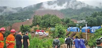 7月24日，贵州省六盘水市水城县鸡场镇坪地村岔沟组被损毁的电线杆。贺俊怡（贵州分社）/中新社/视觉中国