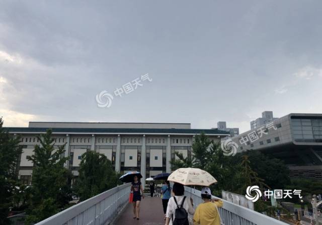 今日15时许，北京海淀区雷声阵阵飘落雨滴。