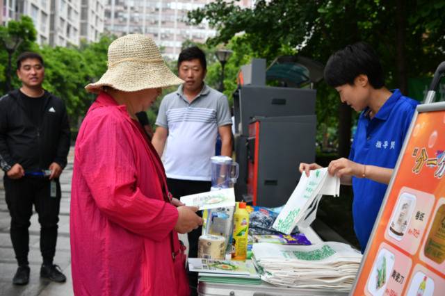 记者体验北京四种垃圾投放模式：上门收垃圾，约吗？