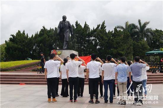 莲花山山顶广场，又称小平铜像广场（扶婧颖摄）