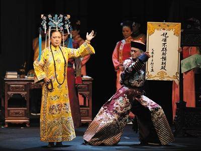 《珍妃泪》演出，甄莹（图左）饰演慈禧太后。北京市曲剧团供图