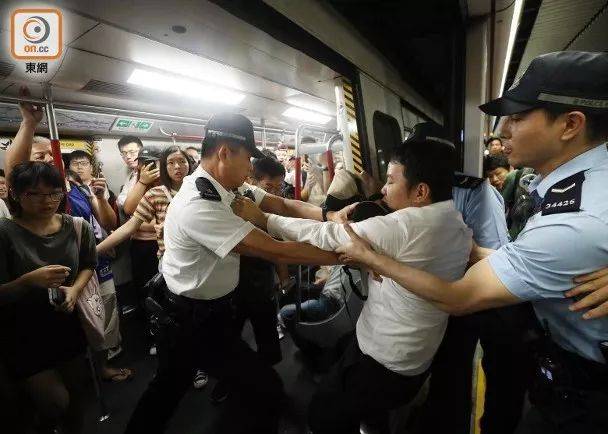 香港闹事者又出损招：上班高峰期恶意堵地铁