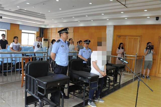 为提前下车男子强行拔高速行驶中客车钥匙 一审获刑4年