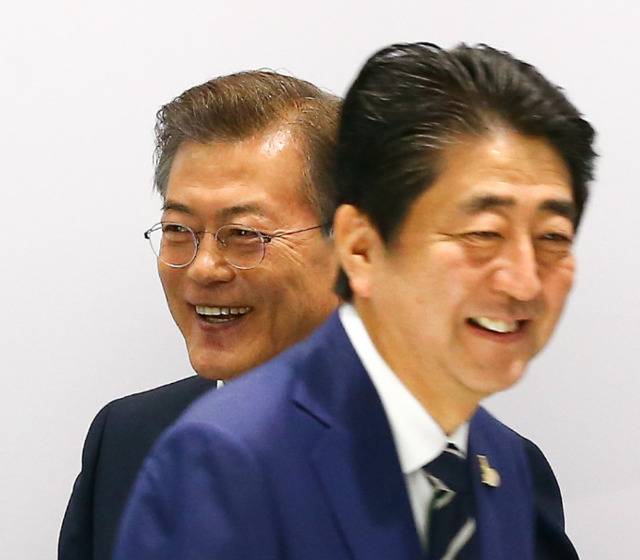 日本首相安倍晋三与韩国总统文在寅（视觉中国资料图）