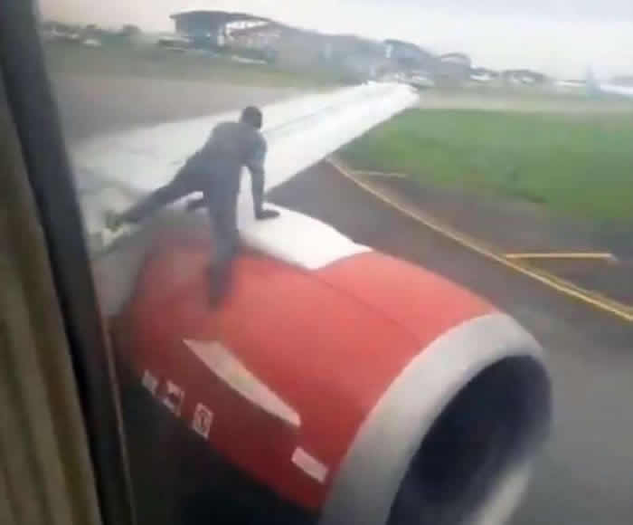 尼日利亚男子爬上穆尔塔拉·穆罕默德国际机场准备起飞的客机机翼：“想坐飞机去加纳”