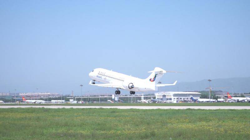 天骄航空首航，国产ARJ21首飞内蒙古支线航空航线