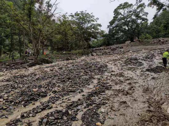 7月26日上午，贡山发生泥石流，山体上大量泥沙被冲走。怒江州消防救援支队供图