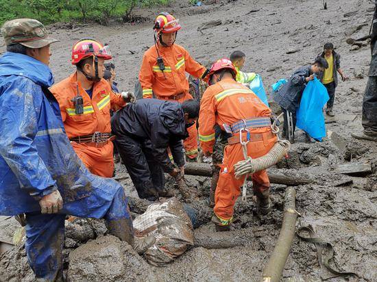 消防队员现场救援。怒江州消防救援支队供图