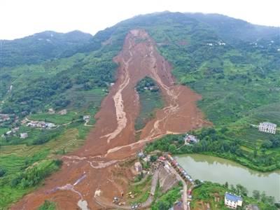 7月25日，鸡场镇，滑坡发生现场。