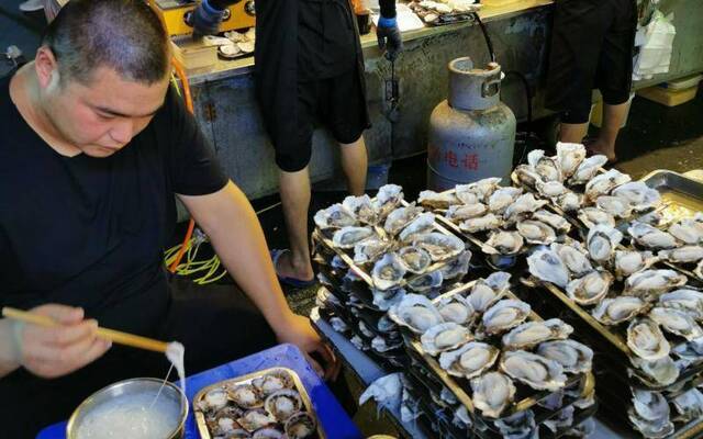 现场丨海边“深夜食堂” 烤生蚝十元五个