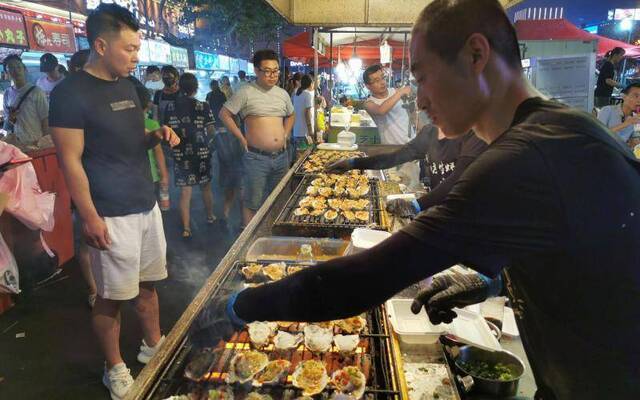 现场丨海边“深夜食堂” 烤生蚝十元五个