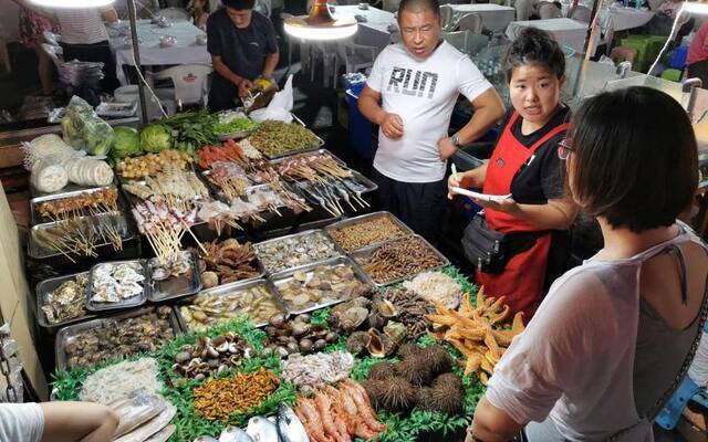 现场丨海边“深夜食堂” 烤生蚝十元五个