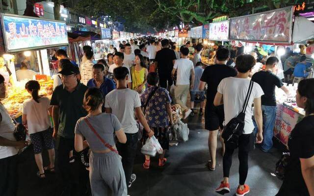 现场丨海边“深夜食堂” 烤生蚝十元五个