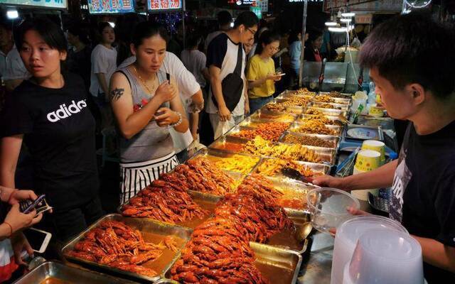 现场丨海边“深夜食堂” 烤生蚝十元五个