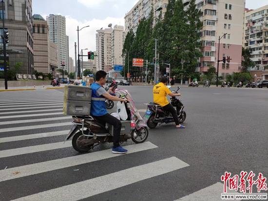 上海街头的外卖骑手。中国青年报·中国青年网见习记者魏其濛/摄