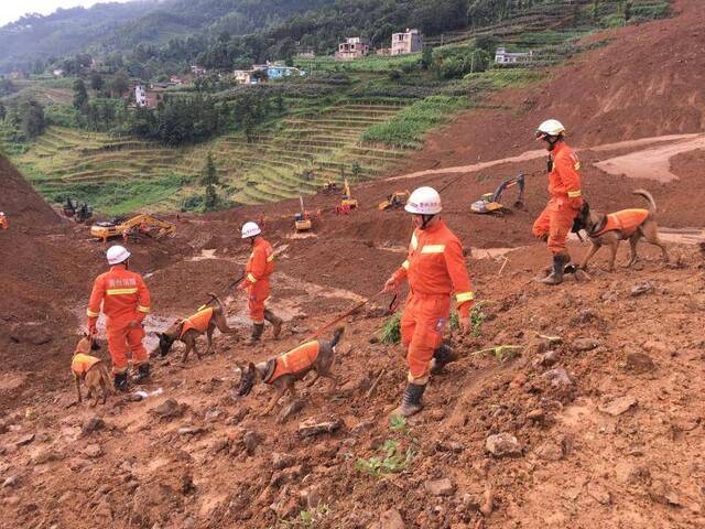 贵州水城滑坡现场900余人参与救援