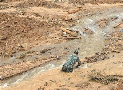 贵州水城滑坡现场900余人参与救援