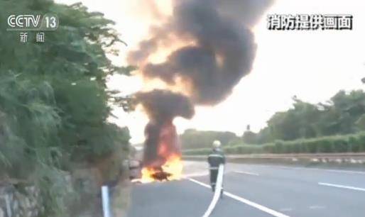 太热了！高速公路上轿车自燃 现场浓烟滚滚