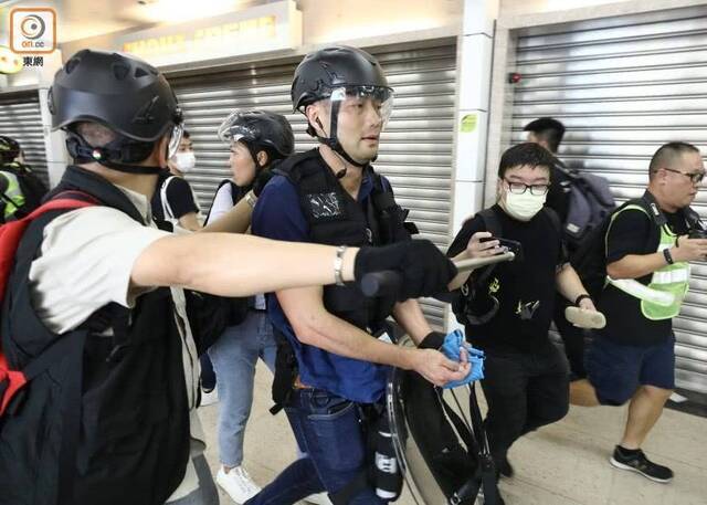 被咬断手指的警长图自港媒