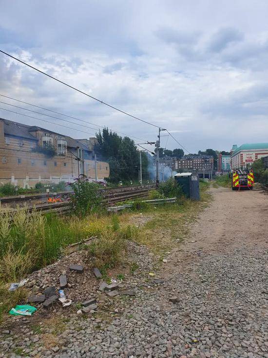 伦敦卡姆登区的一段铁路架空电线在高温中起火。（卡姆登警方公布）