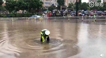 交警骑摩托一停一顿过马路 背后原因太暖心(图)