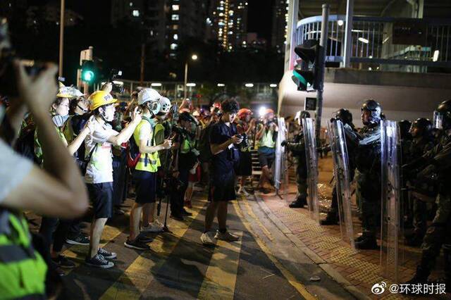 香港警方元朗清场反问记者:你们为什么不拍示威者