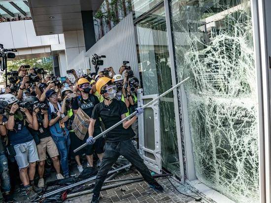 7月1日，香港反修例示威者暴力冲击占领立法会（来源：大公报）