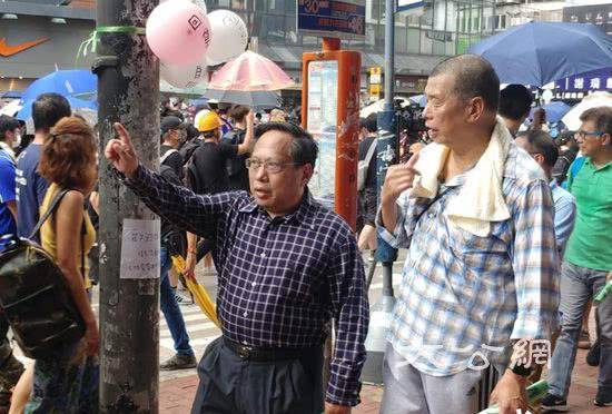 “占中黑手”黎智英（右）在游行现场