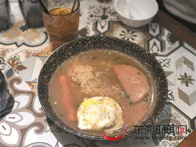 好食光｜记者探店东城一家新开茶餐厅：餐刀切下 奶香扑鼻