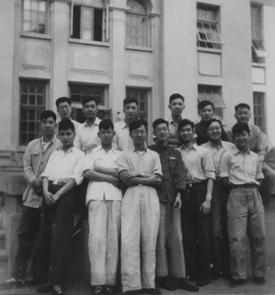 1954年，秦裕琨（前面左三）就读哈工大师资研究生期间与同学们合影。