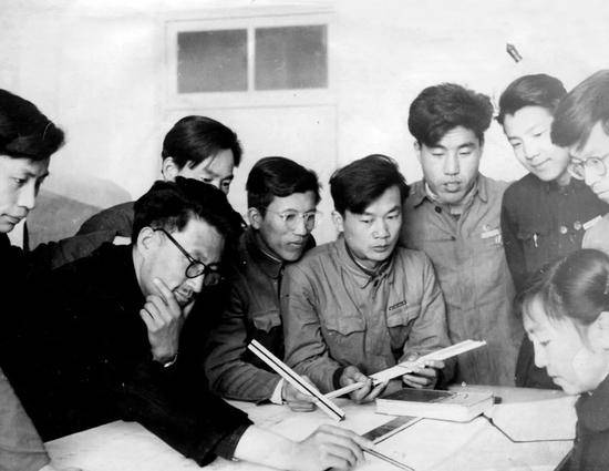 1959年，教师指导学生做课程设计。