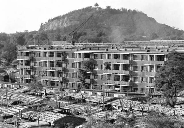 1981年4月14日唐山市凤凰山下，震后搭建的简易房逐渐被拆除，一座座新楼房拔地而起。新华社记者于永甫摄