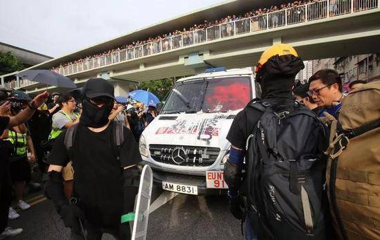 极端示威者在香港元朗非法游行 五个现象不得不提