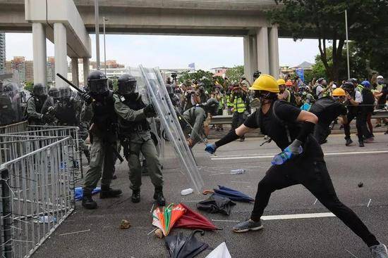 极端示威者在香港元朗非法游行 五个现象不得不提