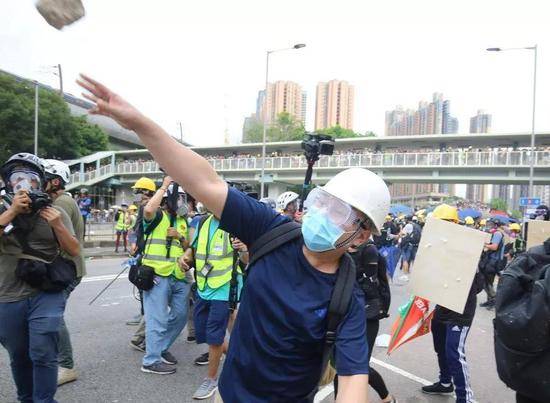 极端示威者在香港元朗非法游行 五个现象不得不提