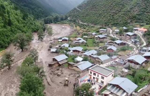 甘肃迭部县强降雨引发山洪致1死3失联