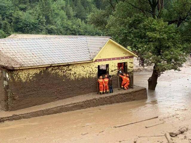 甘肃迭部县强降雨引发山洪致1死3失联