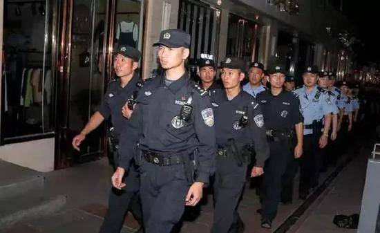 合肥400余警力查娱乐场所 有女子衣着暴露被带走