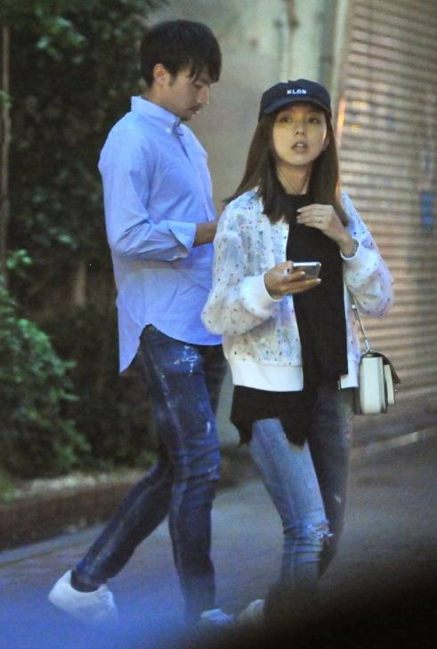 柴崎岳与女星妻子真野惠里菜婚礼前与朋友聚餐被拍