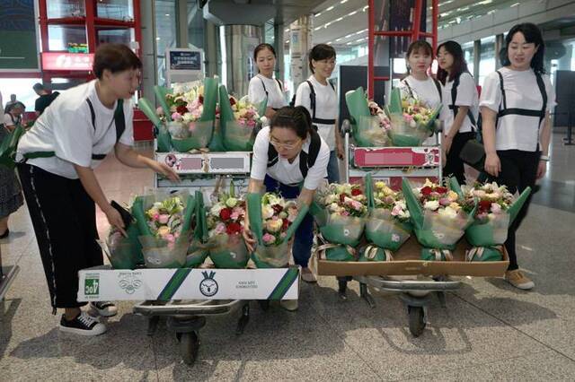 为国家游泳队准备的鲜花装满行李车。