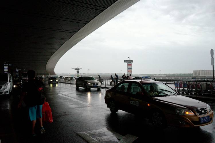 7月29日下午4时许，首都机场，雨还在下。