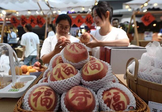 尝鲜桃逛“周末大集”平谷大桃进城开集